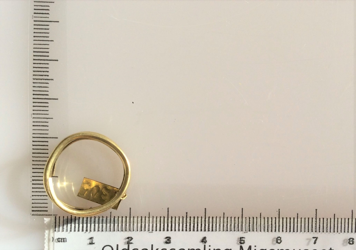 Spiralformet gullring ganske som type Rygh 303, fra yngre romersk jernalder. Funnet i en kvinnegrav på Vestby under Evang i 1885.