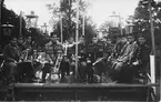12 man ur musikkåren ger parkkonsert, 1920-talet