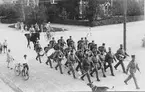 Kåren marscherar på Regementsgatan, 1920-talet
