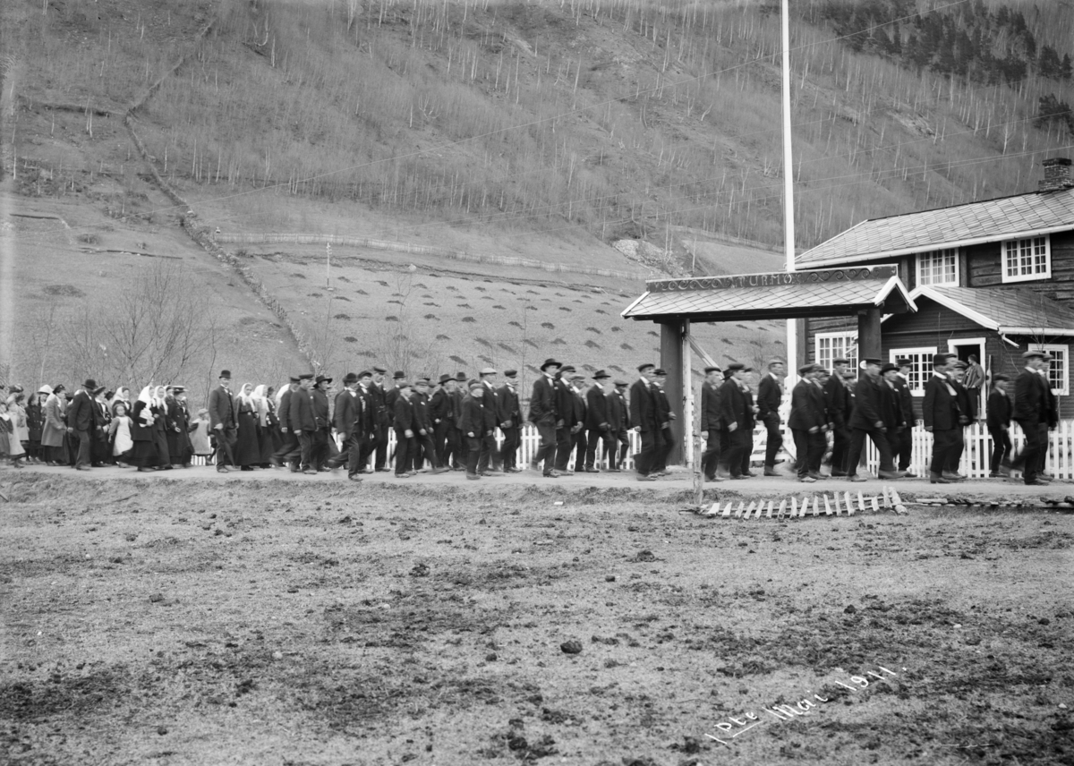 Kort: Sel 1/5-1911 1 ste Mai toget ved Otta Konv: 1. mai toget ved Otta, 1/5-1911