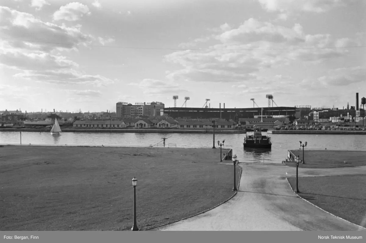 Ferge og fergekai, kanal eller havneområde