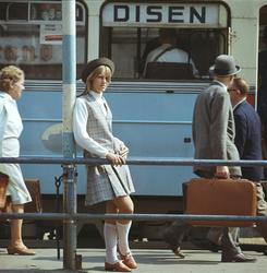 Modell med kort kjole utenfor trikken til Disen.