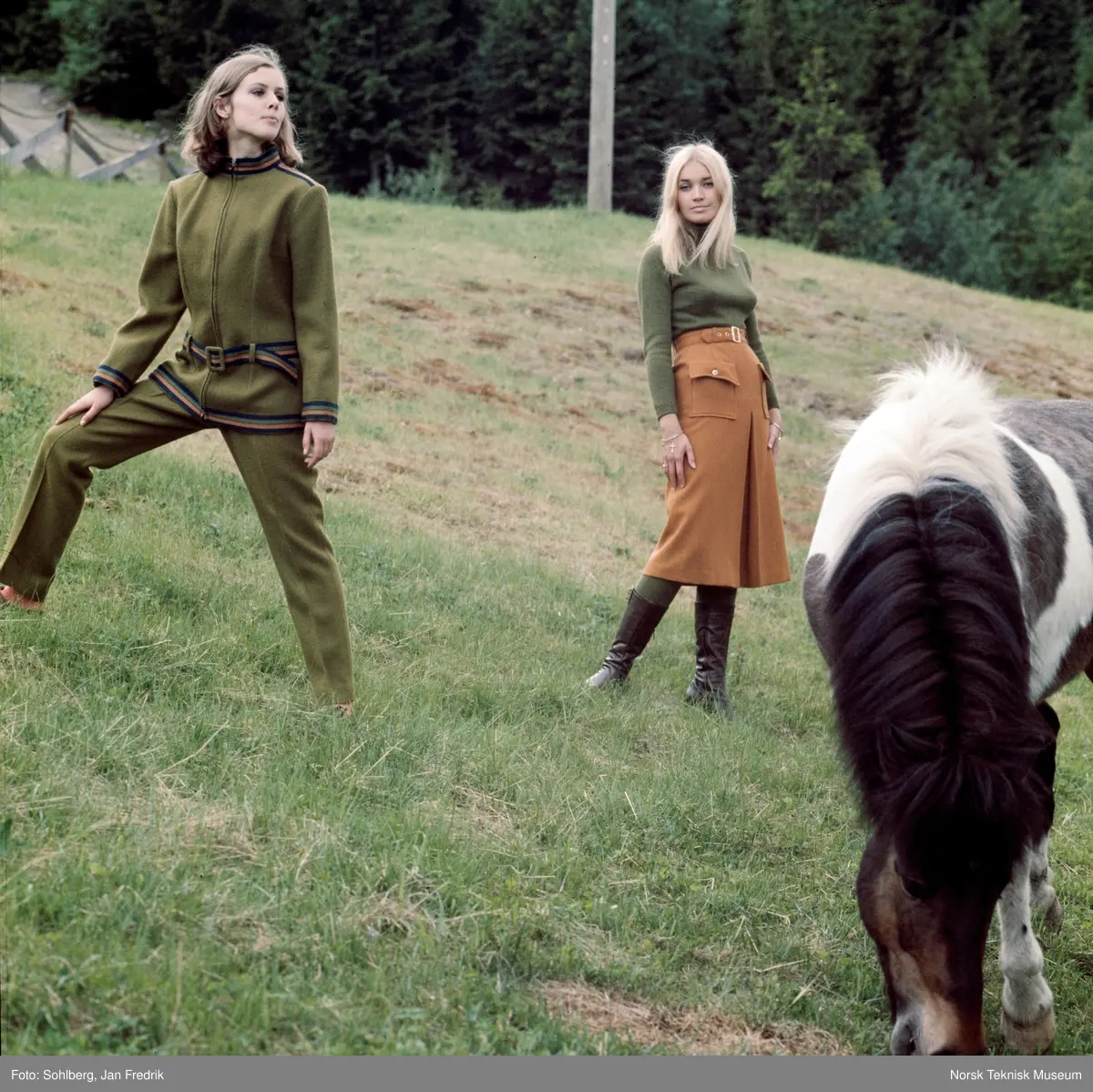 Motebilde, to kvinner med islandsponni i havnehagen viser klær fra kolleksjonen "Fjord Look", høsten 1968. Bildet er en del av en serie der noen er publisert i ukebladet Det Nye.