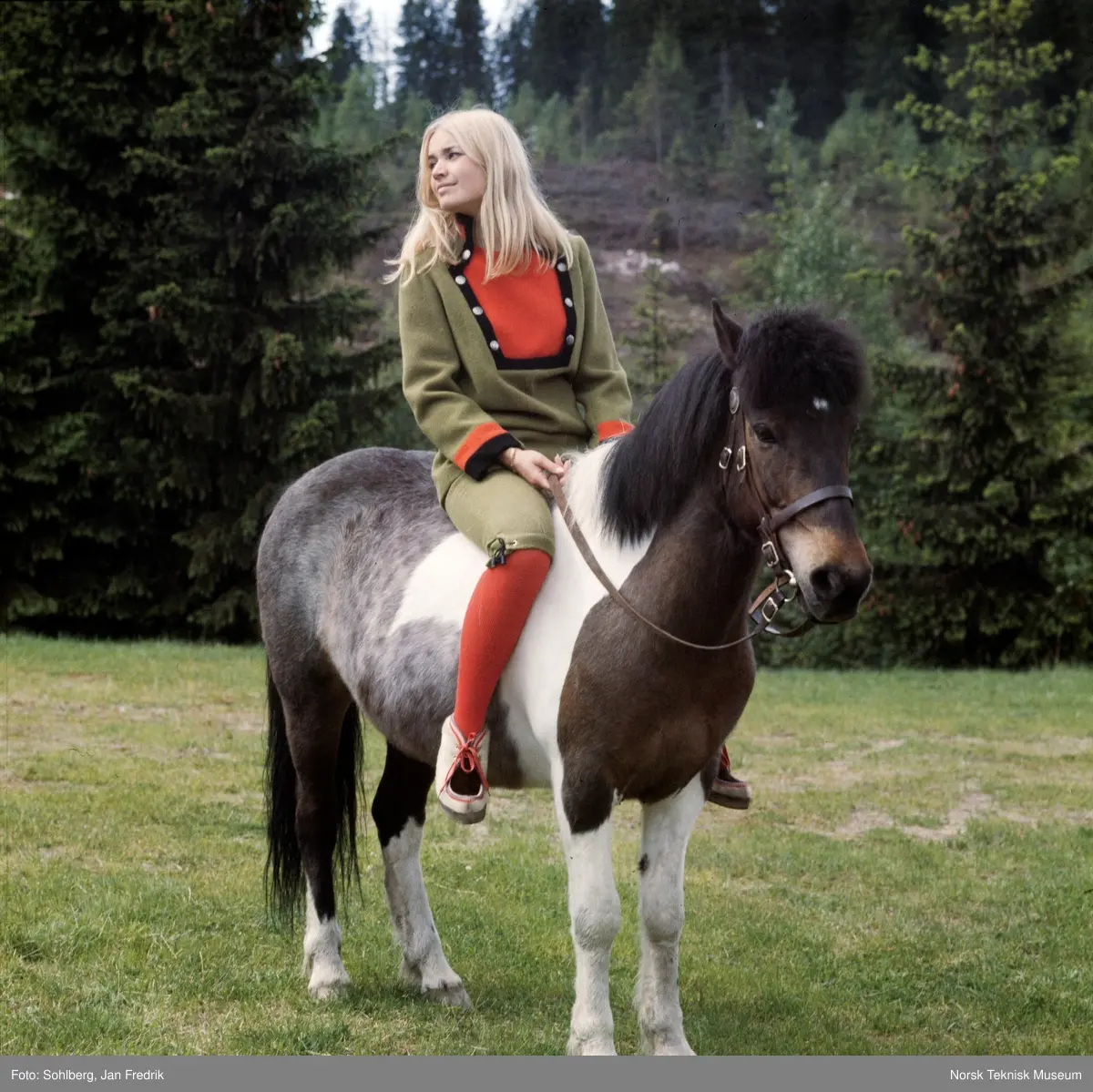 Motebilde, to kvinner med islandsponni i havnehagen viser klær fra kolleksjonen "Fjord Look", høsten 1968. Bildet er en del av en serie der noen er publisert i ukebladet Det Nye.