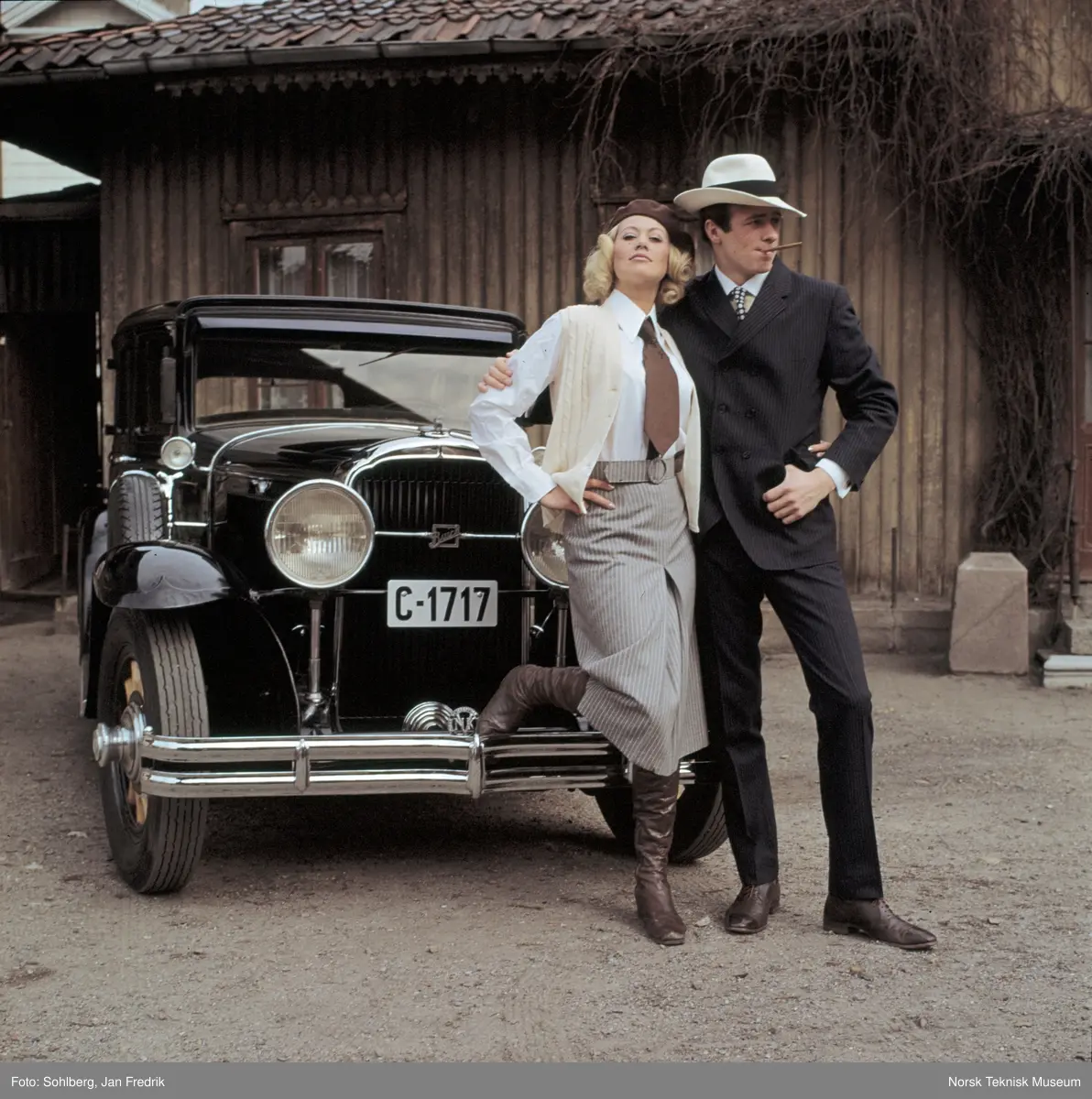 En kvinnelig og en mannlig modell viser høstmote. Fra en serie fotografier publisert i Det Nye 26.6.1968 til motereportasjen "Bonnie & Clyde".