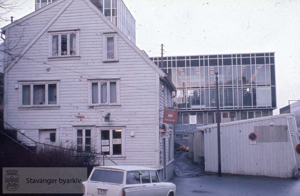 Nedre Kleivegate.Biblioteket i bakgrunnen (rådhus og byarkiv i dag)