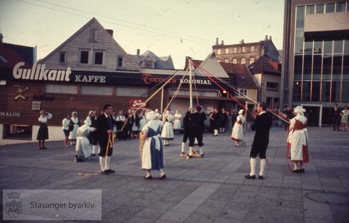 Torget med Torvets kolonial i bakgrunnen.Hollandsk (?) folkedans i front