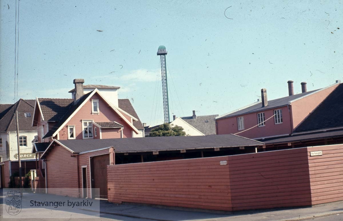 Hagltårnet / Haggeltårnet i bakgrunnen.Lervigsveien 25 helt til venstre