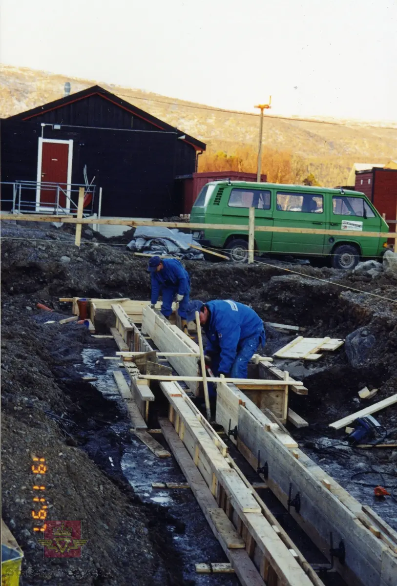 Ny vegstasjon på Fauske med oppstart på byggearbeid  09.09 1997.  Grunnarbeid er i gang på tomten og korrekte høyder settes. 
Se flere bilder fra byggearbeidet fra september 1997 og fram til 25. 05.1998 ved å følge pilen til høyre. De fleste av bildene av byggearbeidet fra Fauske vegstasjon er lagt inn i denne registreringen. Bildene viser armering, støping og et bygg som reiser seg.