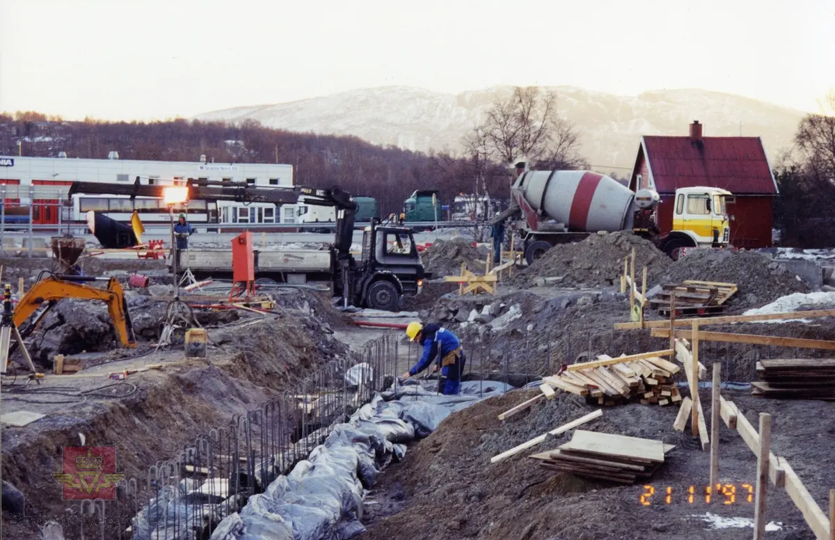 Ny vegstasjon på Fauske med oppstart på byggearbeid  09.09 1997.  Grunnarbeid er i gang på tomten og korrekte høyder settes. 
Se flere bilder fra byggearbeidet fra september 1997 og fram til 25. 05.1998 ved å følge pilen til høyre. De fleste av bildene av byggearbeidet fra Fauske vegstasjon er lagt inn i denne registreringen. Bildene viser armering, støping og et bygg som reiser seg.