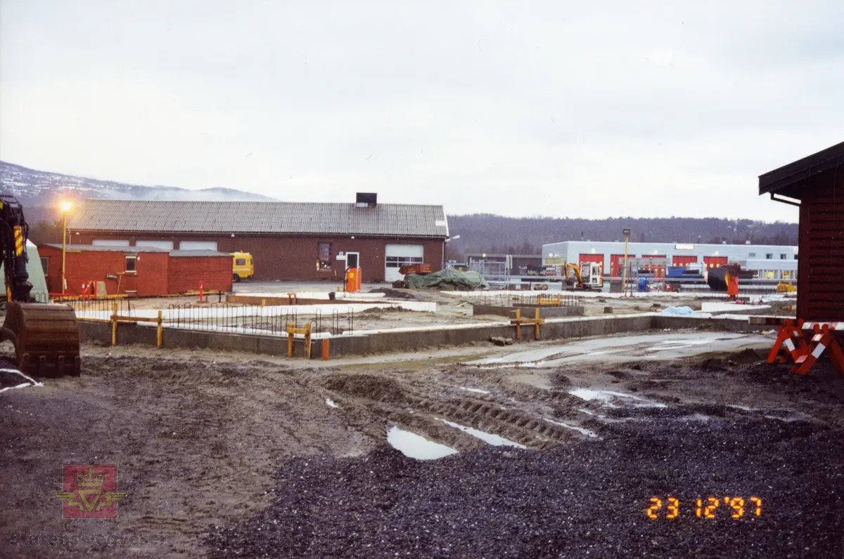 Ny vegstasjon på Fauske med oppstart på byggearbeid  09.09 1997.  Grunnarbeid er i gang på tomten og korrekte høyder settes. 
Se flere bilder fra byggearbeidet fra september 1997 og fram til 25. 05.1998 ved å følge pilen til høyre. De fleste av bildene av byggearbeidet fra Fauske vegstasjon er lagt inn i denne registreringen. Bildene viser armering, støping og et bygg som reiser seg.