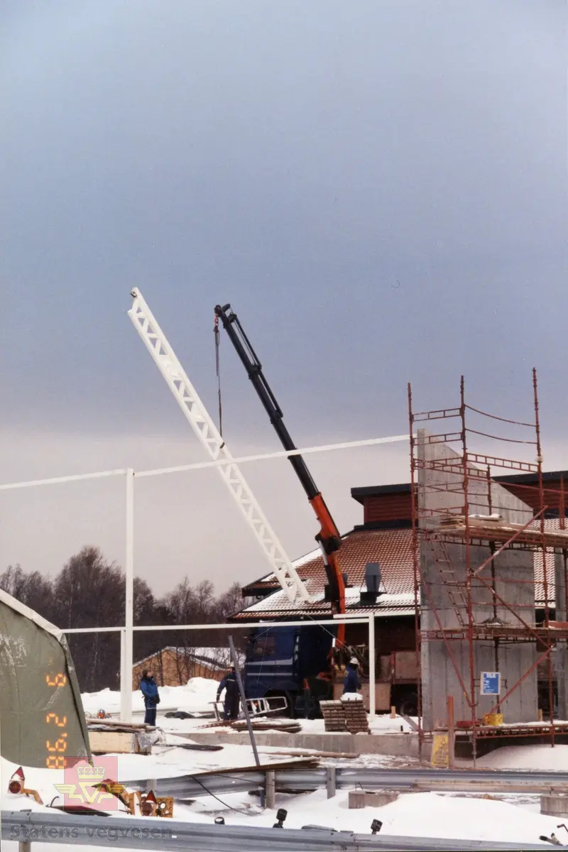 Ny vegstasjon på Fauske med oppstart på byggearbeid  09.09 1997.  Grunnarbeid er i gang på tomten og korrekte høyder settes. 
Se flere bilder fra byggearbeidet fra september 1997 og fram til 25. 05.1998 ved å følge pilen til høyre. De fleste av bildene av byggearbeidet fra Fauske vegstasjon er lagt inn i denne registreringen. Bildene viser armering, støping og et bygg som reiser seg.