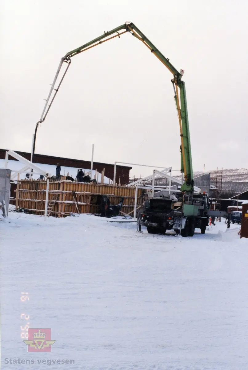 Ny vegstasjon på Fauske med oppstart på byggearbeid  09.09 1997.  Grunnarbeid er i gang på tomten og korrekte høyder settes. 
Se flere bilder fra byggearbeidet fra september 1997 og fram til 25. 05.1998 ved å følge pilen til høyre. De fleste av bildene av byggearbeidet fra Fauske vegstasjon er lagt inn i denne registreringen. Bildene viser armering, støping og et bygg som reiser seg.