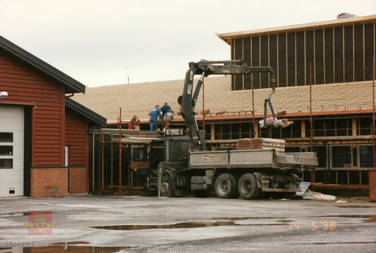 Ny vegstasjon på Fauske med oppstart på byggearbeid  09.09 1997.  Grunnarbeid er i gang på tomten og korrekte høyder settes. 
Se flere bilder fra byggearbeidet fra september 1997 og fram til 25. 05.1998 ved å følge pilen til høyre. De fleste av bildene av byggearbeidet fra Fauske vegstasjon er lagt inn i denne registreringen. Bildene viser armering, støping og et bygg som reiser seg.