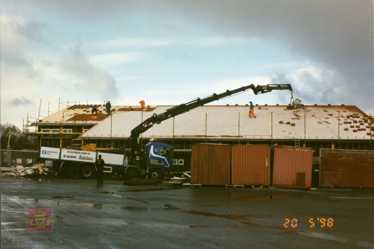 Ny vegstasjon på Fauske med oppstart på byggearbeid  09.09 1997.  Grunnarbeid er i gang på tomten og korrekte høyder settes. 
Se flere bilder fra byggearbeidet fra september 1997 og fram til 25. 05.1998 ved å følge pilen til høyre. De fleste av bildene av byggearbeidet fra Fauske vegstasjon er lagt inn i denne registreringen. Bildene viser armering, støping og et bygg som reiser seg.