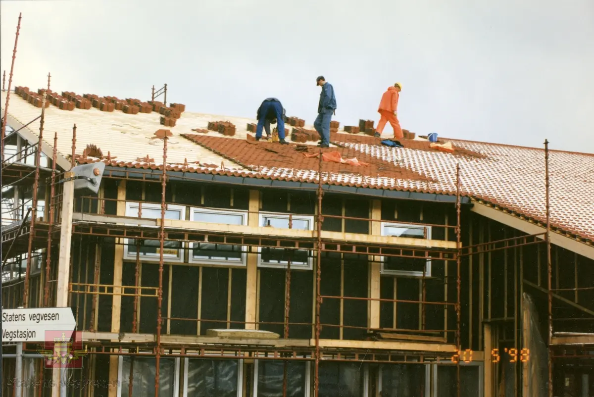 Ny vegstasjon på Fauske med oppstart på byggearbeid  09.09 1997.  Grunnarbeid er i gang på tomten og korrekte høyder settes. 
Se flere bilder fra byggearbeidet fra september 1997 og fram til 25. 05.1998 ved å følge pilen til høyre. De fleste av bildene av byggearbeidet fra Fauske vegstasjon er lagt inn i denne registreringen. Bildene viser armering, støping og et bygg som reiser seg.