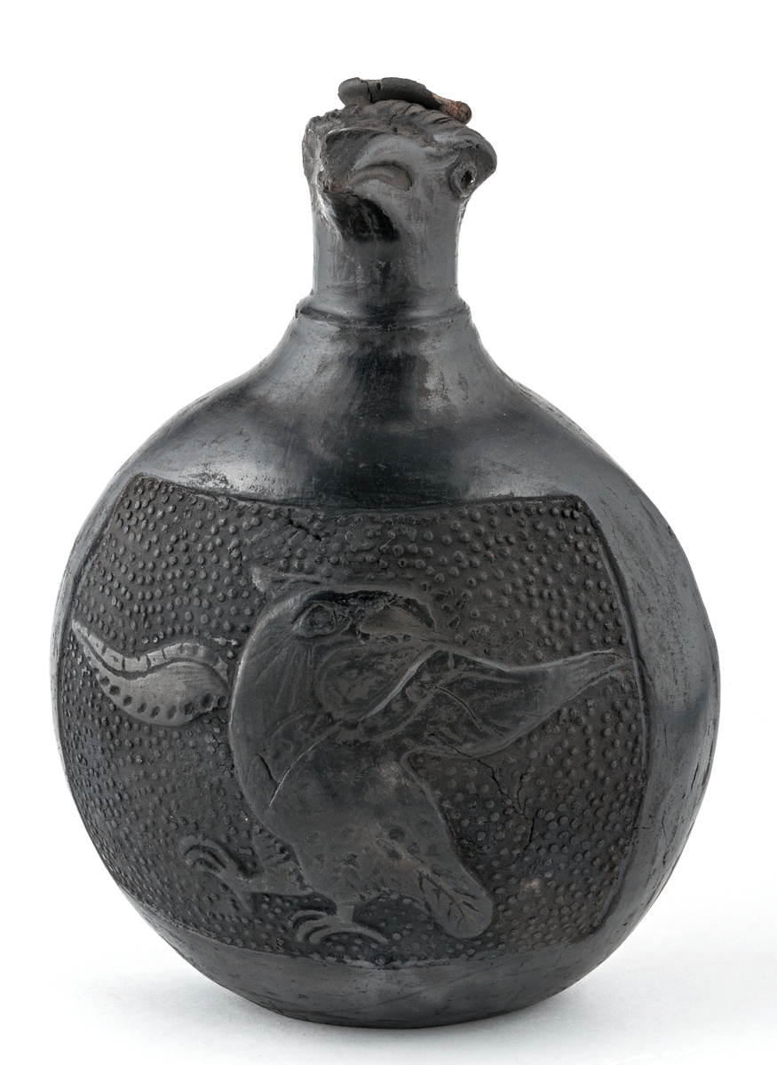 Gravkärl, inca, så kallat svartgods, med fågelhuvud, örn och pelikan.