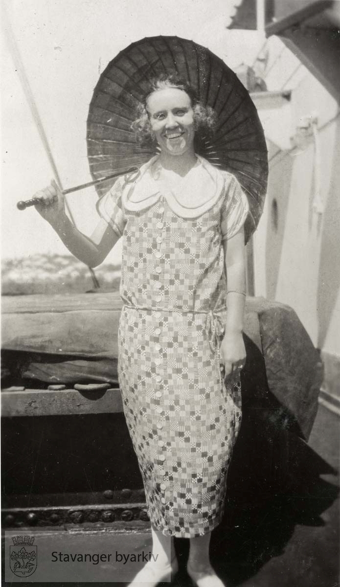 Dame med parasoll, smårutet kjole