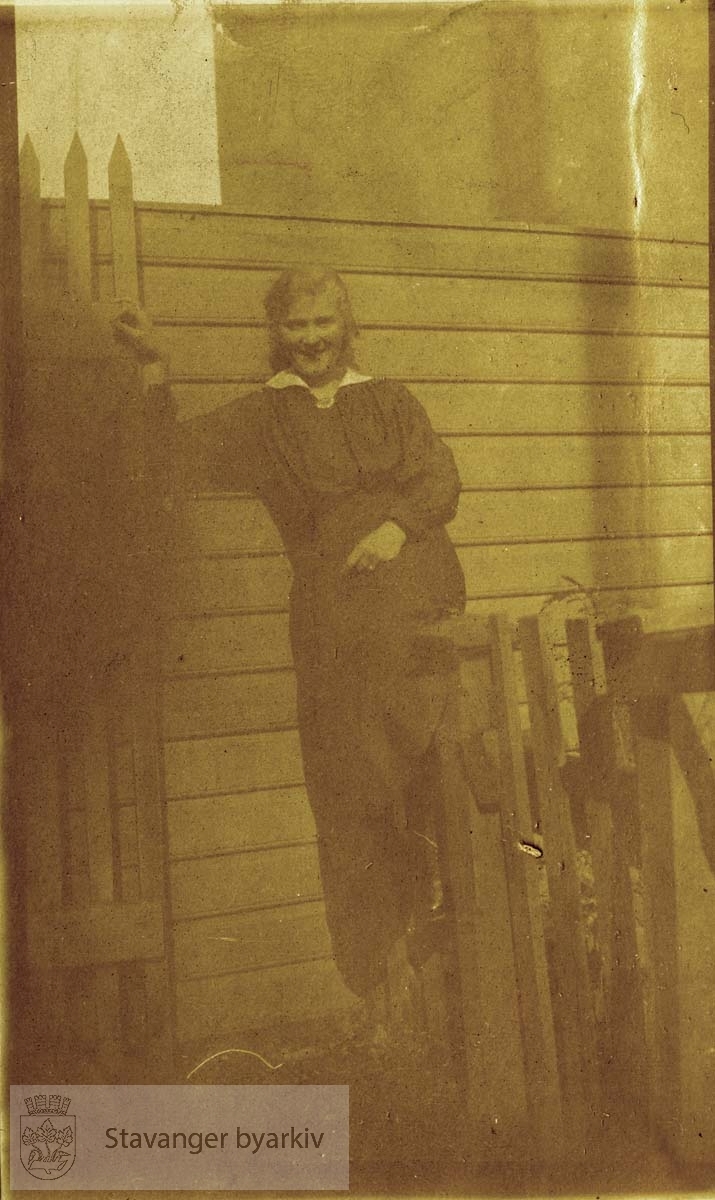 Ung dame lener seg mot vegg/port