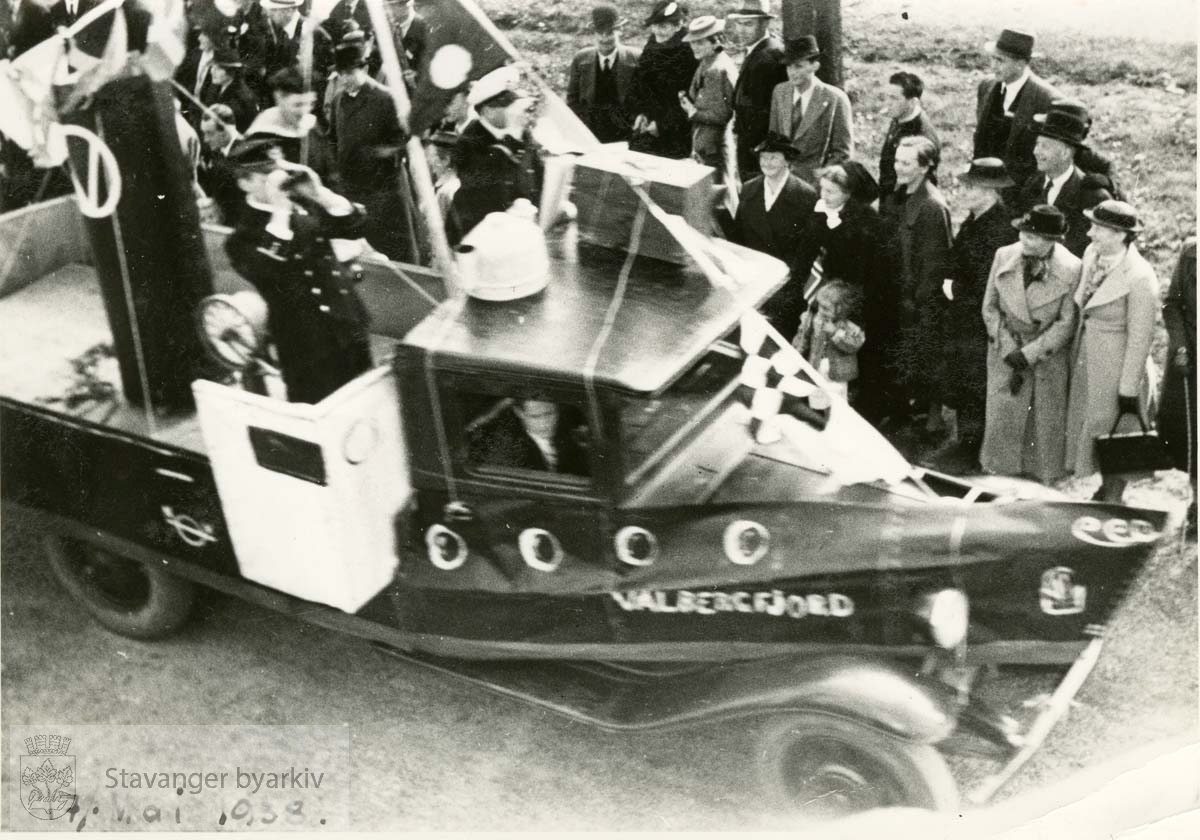 17. mai..Parodi på kongelige ?.Olav V's emblem (men fotoet er tilsynelatende fra før han ble konge?)..Mann oppe til venstre, iført hvit hatt med sort hattebånd: Jacobus