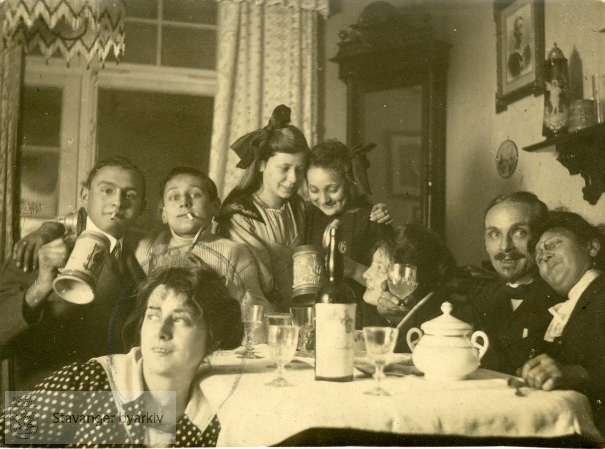 I sofaen min mor, far og søster. Så min yngste søster Else og hennes venninne. Deretter min bror og hans kamerat. Foran i bildet en ung dame...