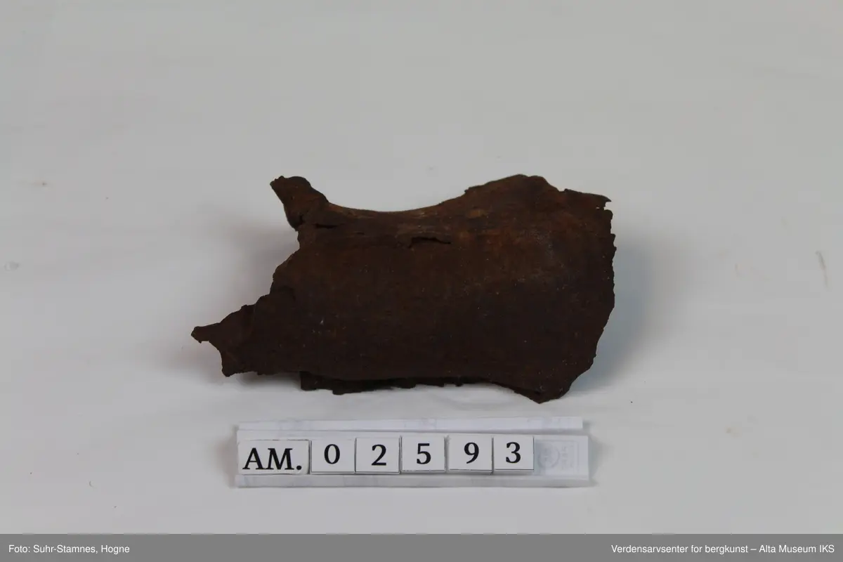 Et jernfragment med uregelmessig form.