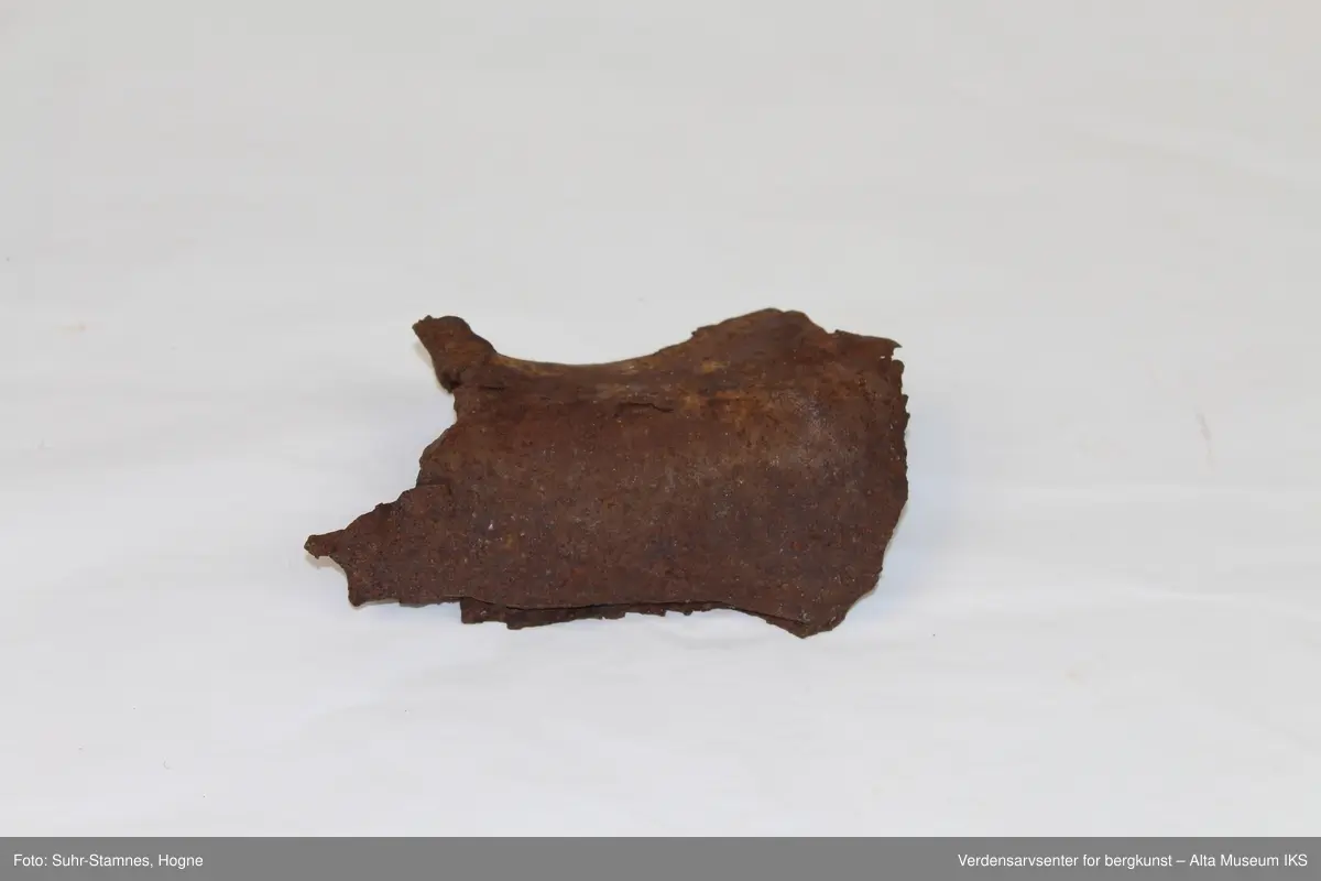 Et jernfragment med uregelmessig form.
