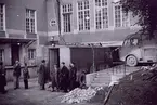 Branden i Västerås telefonstation den 22 sept. 1942. Tvenne överdragsstationer i bussar tjänstgjorde i stället för den ordinarie stationen.