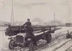 Transport med lastbil i bilismens barndom. Malmöområdet 1920.