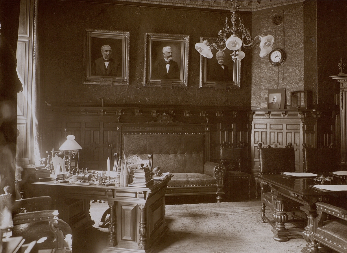 Stockholm. Verkställande direktörens rum vid Stockholms Allm. Telefon A.B. ca 1908. Till porträttet av F Didron,bolagets förste ordförande, har nu fogats porträtt av verkställande direktören H T Cedergren och Didrons efterträdare, generallöjtnant G R Albelin.