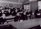 Gamla Undervisningsanstalten. Lektion med elever i Sjökrigsskolans tekniska kurser, E. Malmgren. 1940-talet.