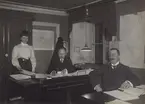 Telegrafstyrelsen år 1907. Revisor Blom, Elsa Cronland, byråchef Nils L.H. Johansson.