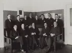 Befälet på Stockholms telefonstation omkr. 1925. Förste kontrollör Hugo Jonsson, överkont-rollör Mauritz Agrell, telefondirektör Anders Lignell, förste kontrollör Sven Backelin, förste kontrollör Oskar Jonsson, assistent Carl Håkansson, förste kontrollör Johan Wennerström, förste kontrollör Peltin Goldschmidt, kontrollöi Torsten Schön, kontrollör Ragnar Björnsson, förste assistent Fritiof Kallen, assistent Oscar Her-son och assistent Axel Gunnarsson.