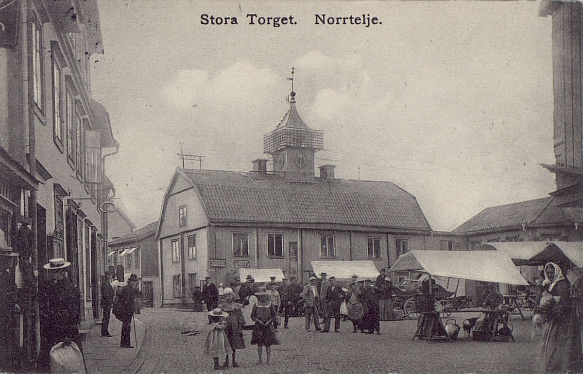 Vykort: Norrtälje rådhus, vid Stora Torget. Tornet omgivet av porslinsisolatorer för telefontråd.