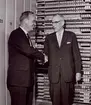 Dreviksstrands kodväljarstation. Invigningen 1/10 1965. Vd LME B. Lundvall och generaldirektör Sterky.