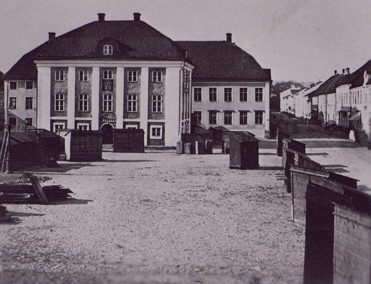 Jönköpings telefonstation. Gamla Rådhuset. Den 1:a september 1856 öppnades telegrafstationen i denna fastighet, och kvarblev till 1882. Telegrafstationens skylt syns i 3:e våningen på gaveln.