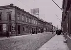 Jönköpings telefonstation. Östra Storgatan 9 (fastigheten med takfästet). Stationen flyttade 1882 från gamla Rådhuset till Östra Storg. 25. Härifrån flyttades stationen 1892 till Östra Storg. 9, där den kvarblev till år 1909.