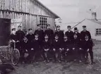 Ur J.O. Ehrnbergs bok om Karlskrona Telestation. Linjemästare Karlssons arbetslag 1918.