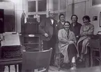 Stockholms telegrafstation omkring 1930. Fass. G.L. Andersson (Gla), Tgf Anna Stina Grandin (Dik) sittande, e.o. tgf. Ingrid Thunqvist längst t.h.