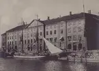 Göteborg Ostindiska Kompaniets hus där telegraf station var inrymd 1 tr till höger (fönster med markiser). De första interurbana telegraflinjerna drogs in till denna station 1889-93. Exteriör.