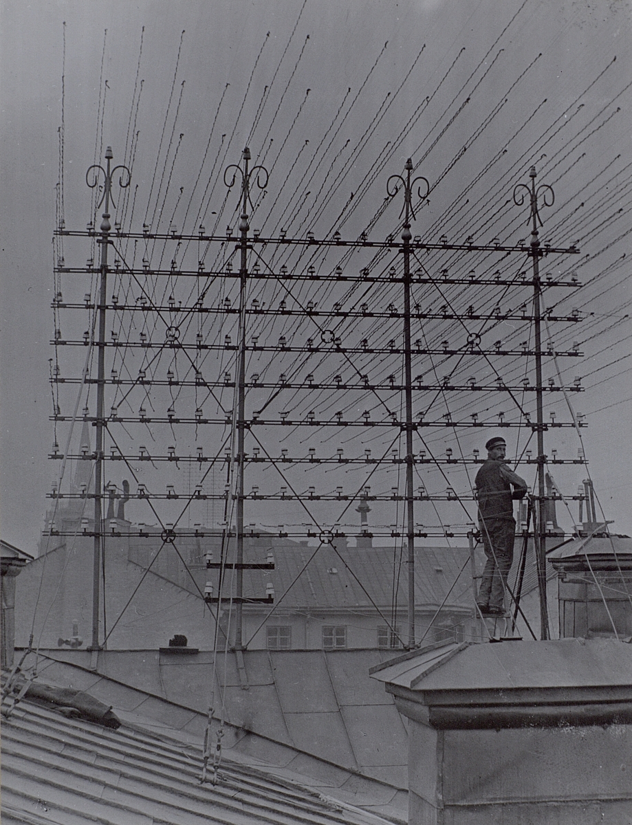 Telefonstativ på huset Malmskillnadsgatan 46 (1890-talet). Stockholms Allm. Telefon A.B.
