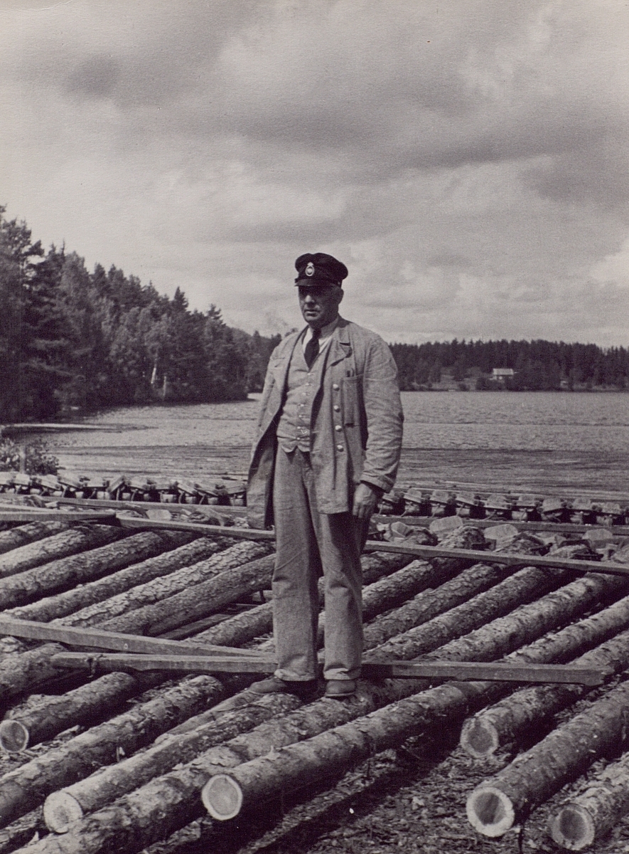 Björkhult Impregneringsanstalten. En annan vy öveer viken nedanför anläggningen med linjeförman K. Johansson i uniform.