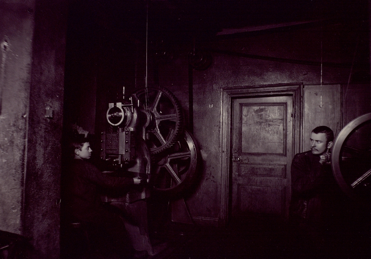 Telegrafverkets verkstad vid Fiskargatan i Stockholm. Interiör från 1895.