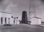 Motala 1935. Stationshusets baksida jämte kyltorn och antennhus. De kraftiga sändarrören på 150 kW vardera kylas med rinnande vatten.