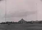 Sundsvall 1957 Rundradiostation, byggd 1925. Masterna av så kallad Rendahl-typ (masthöjd 48 meter) .Stationen ersatt 1957 med ens ny med 200 m-meter.