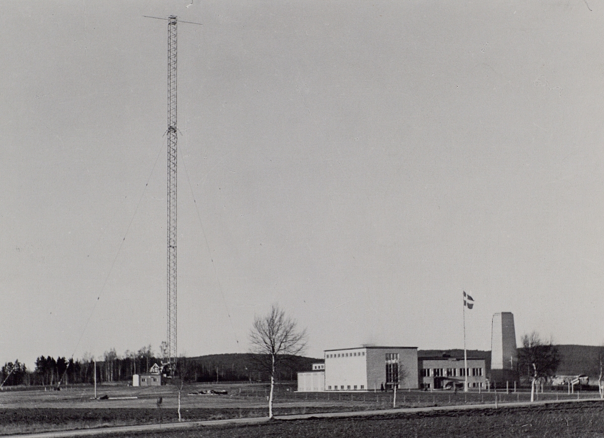 Falu nya rundradiostation med kyltorn, antennhus och mast. Platsen för stationen var Alsbäck i Borlänge kommun.