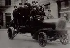 Gruppfoto av reparatörer med Telegrafverkets första lastbil (möjligen1907 ). Bilmärke: Söderbloms Gjuteri & Mek. Verkstad Eskilstuna. Årsmodell 1907 (tillverkningsnummer 30).