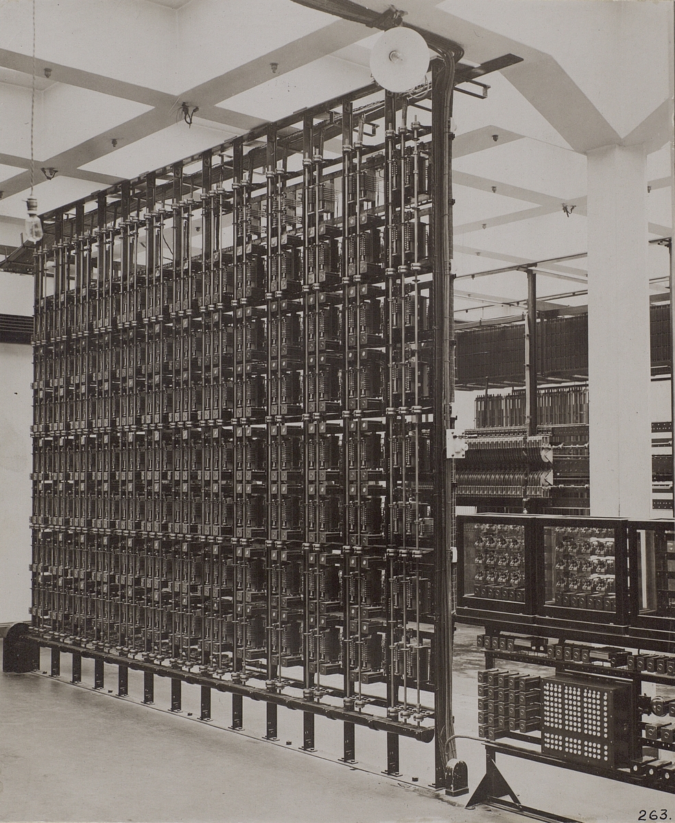Hultmans försöksautomatstation Norra Vasa 1918-20. Register och serieomkastare för systemet med 10 000-väljare.