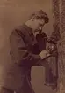 John Emanuel Zetterstedt, vaktchef vid Stockholms Allmänna Telefon AB. I typsik ringposition. Fotot taget 1882-3.