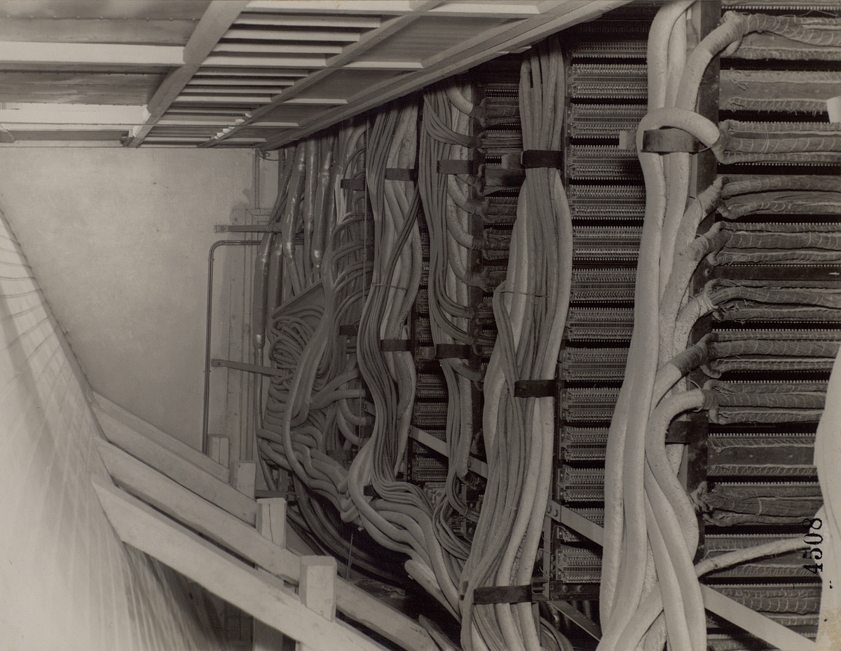 Skeppsbron 2. Överkopplingen, sedd uppifrån. Telefonstationen Skeppsbron 2 "Centralen" var i drift till år 1929, då den automatiserades och flyttades till Jakobsbergsgatan 24.
